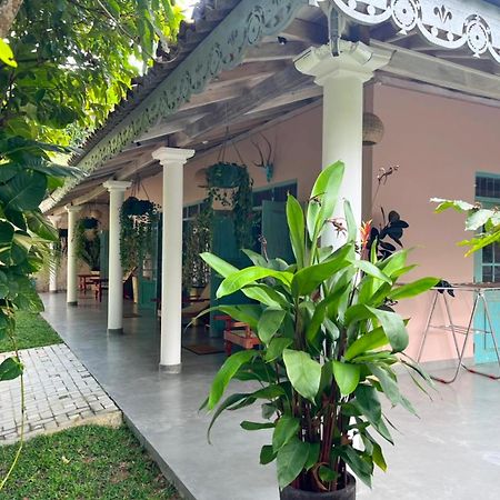 Villa Ronaya Surf Waves à Dikwella Extérieur photo