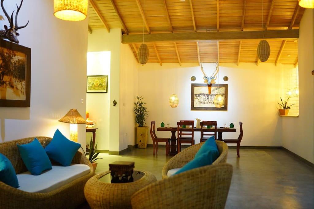 Villa Ronaya Surf Waves à Dikwella Extérieur photo