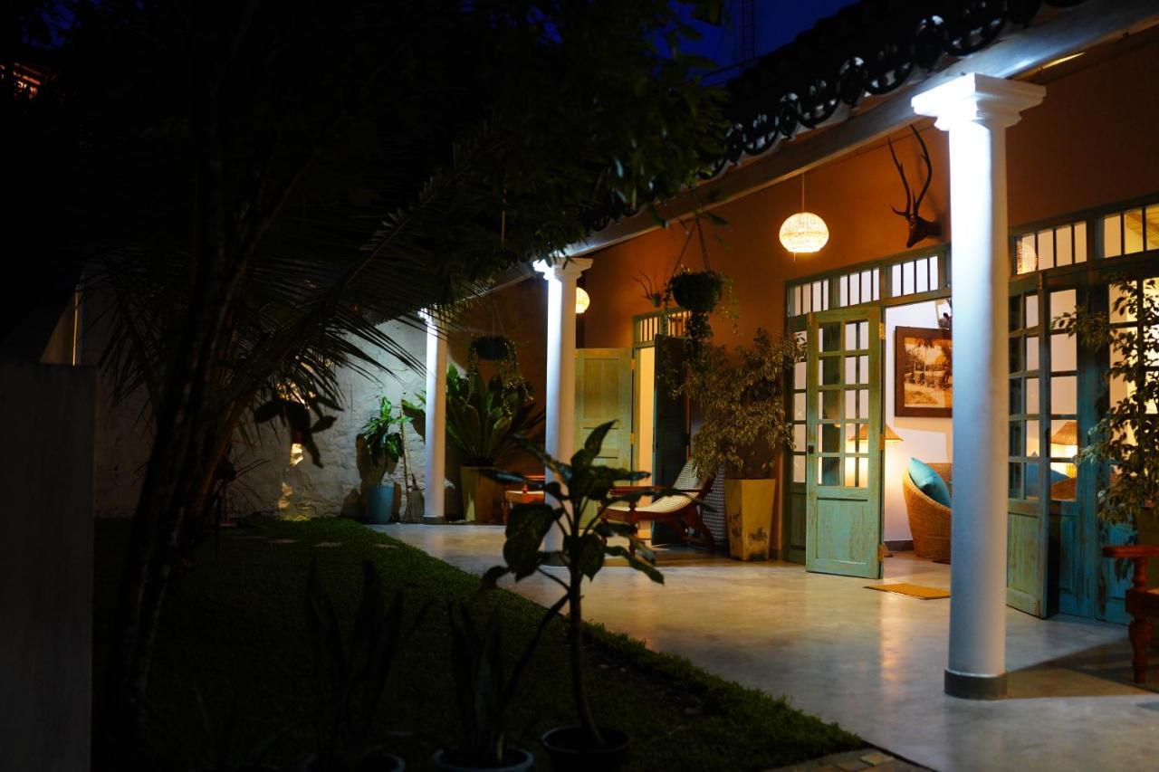 Villa Ronaya Surf Waves à Dikwella Extérieur photo