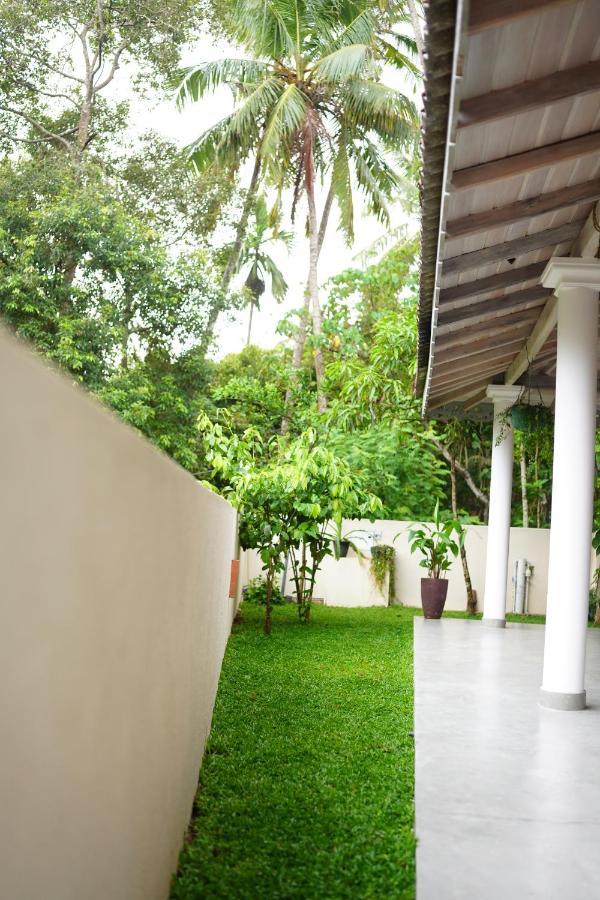 Villa Ronaya Surf Waves à Dikwella Extérieur photo