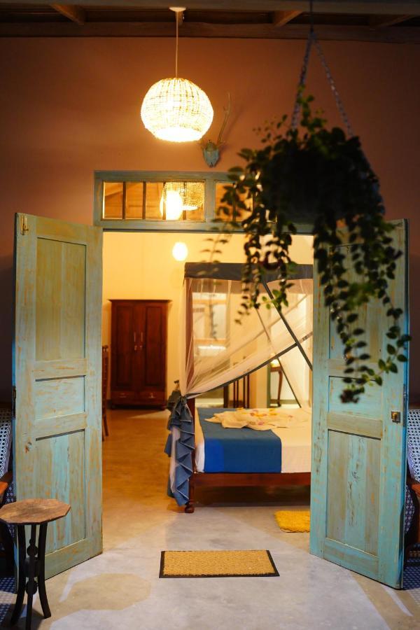 Villa Ronaya Surf Waves à Dikwella Extérieur photo