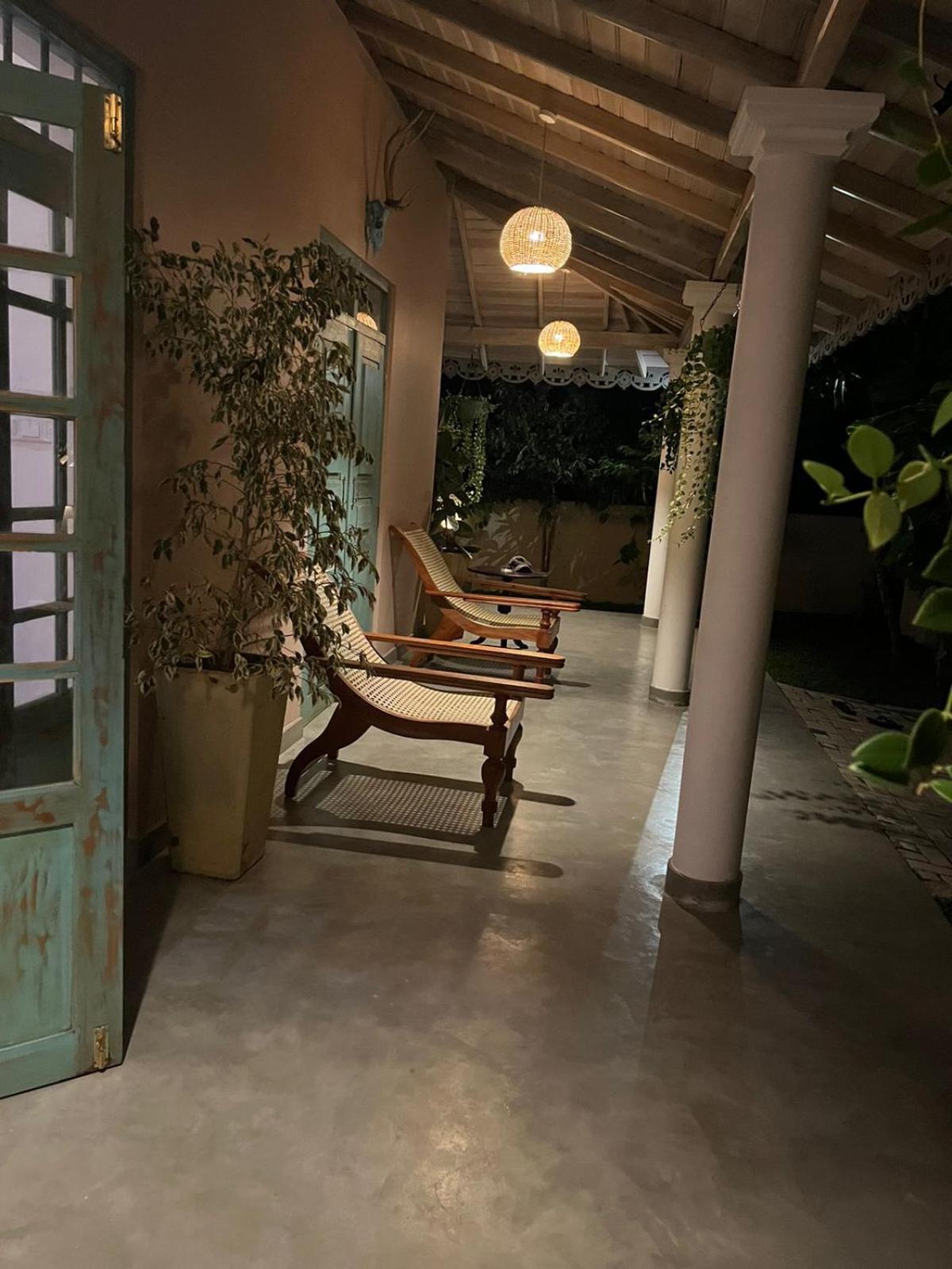 Villa Ronaya Surf Waves à Dikwella Extérieur photo